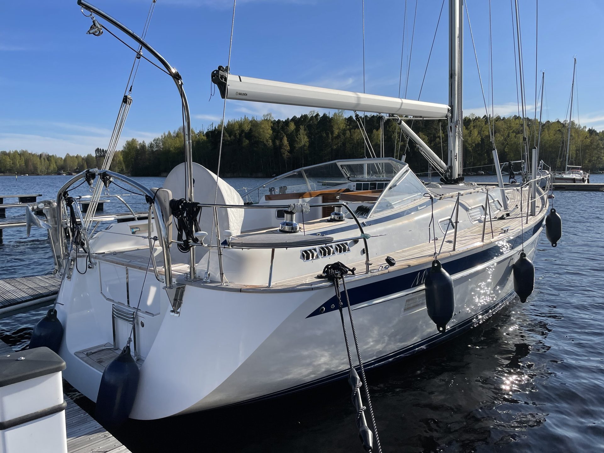 Hallberg-Rassy 412 brokerage photograph